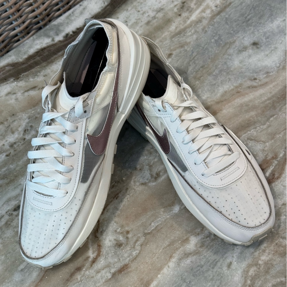 Women’s NIKE Waffle One sneakers- summit white/infinite lilac. Size 11 - Picture 5 of 12